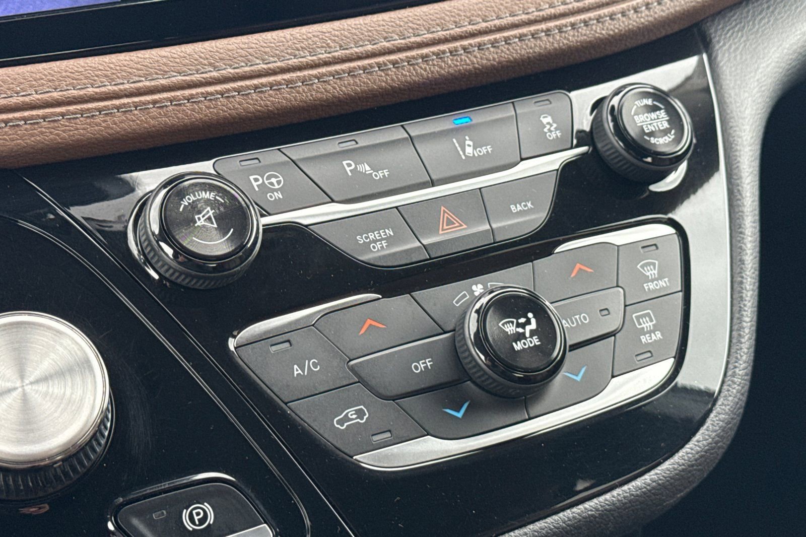 Used 2017 Chrysler Pacifica Limited w/ UConnect Theater Package FWD image 23