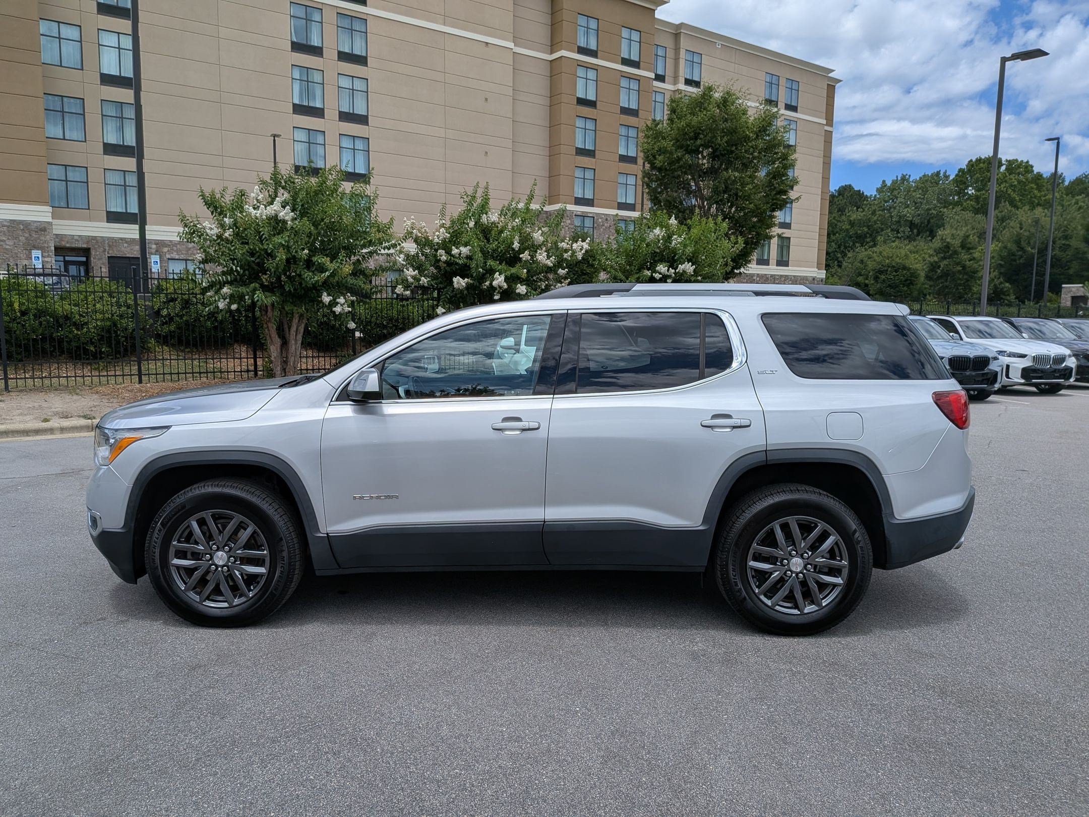 Used 2019 GMC Acadia SLT FWD image 6