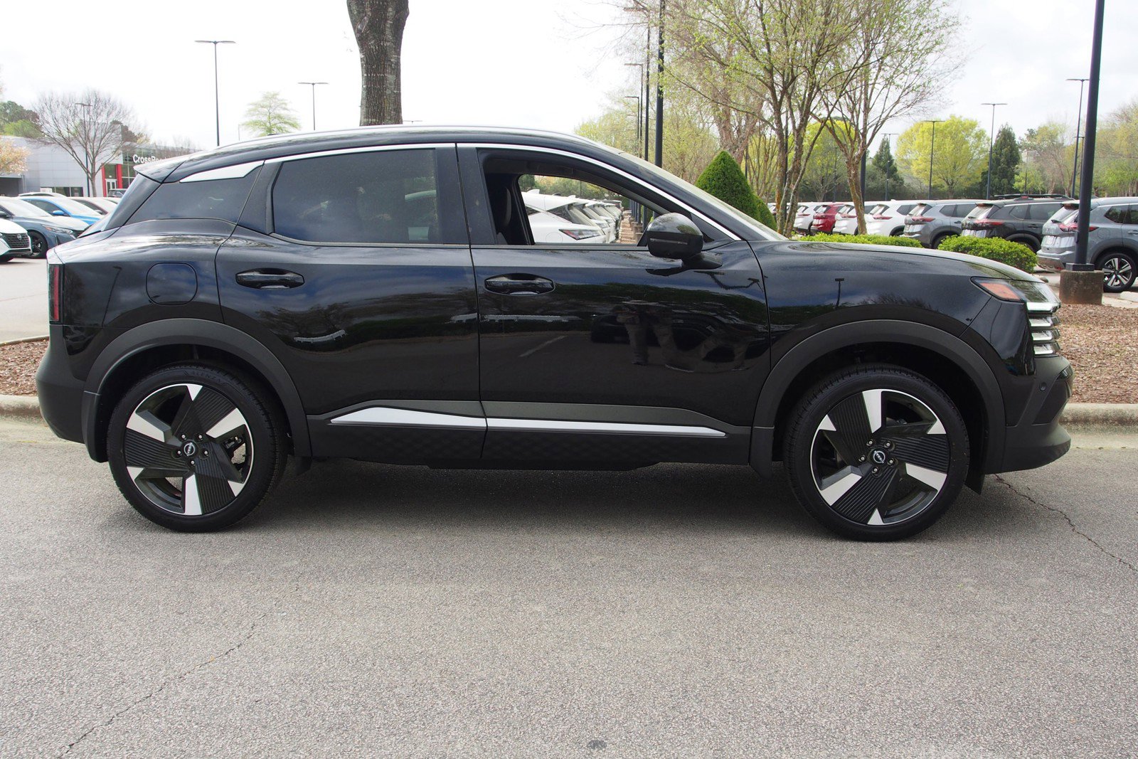 Used 2025 Nissan Kicks SR image 8