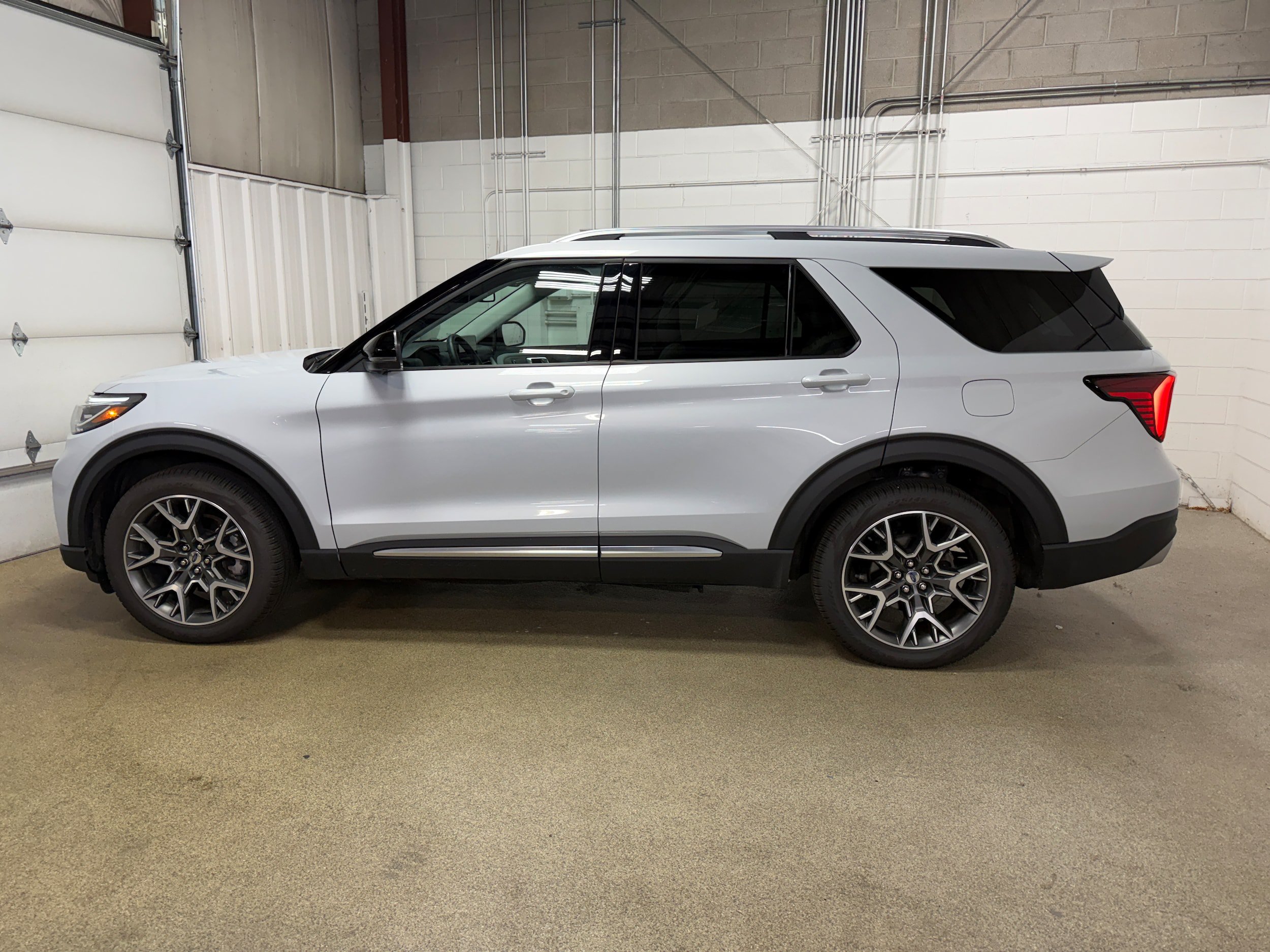 Used 2025 Ford Explorer Platinum w/ Ultimate Package AWD/4WD image 5