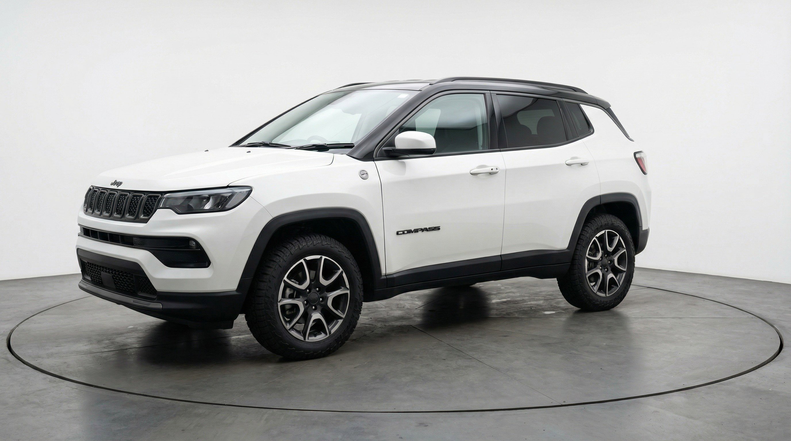 Used 2025 Jeep Compass Trailhawk image 3