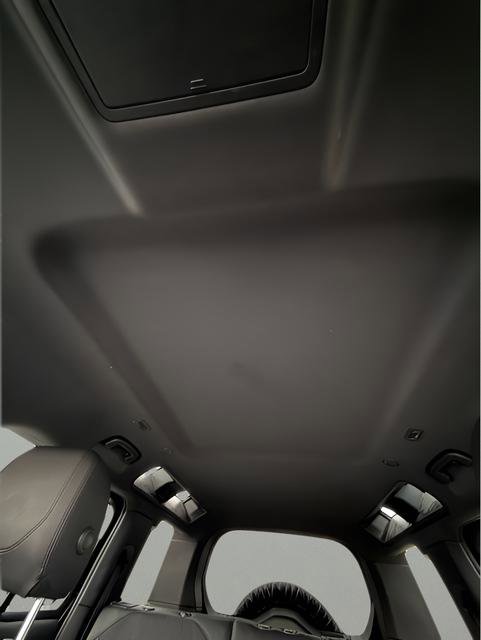 Used 2021 Land Rover Defender 110 X-Dynamic SE image 23