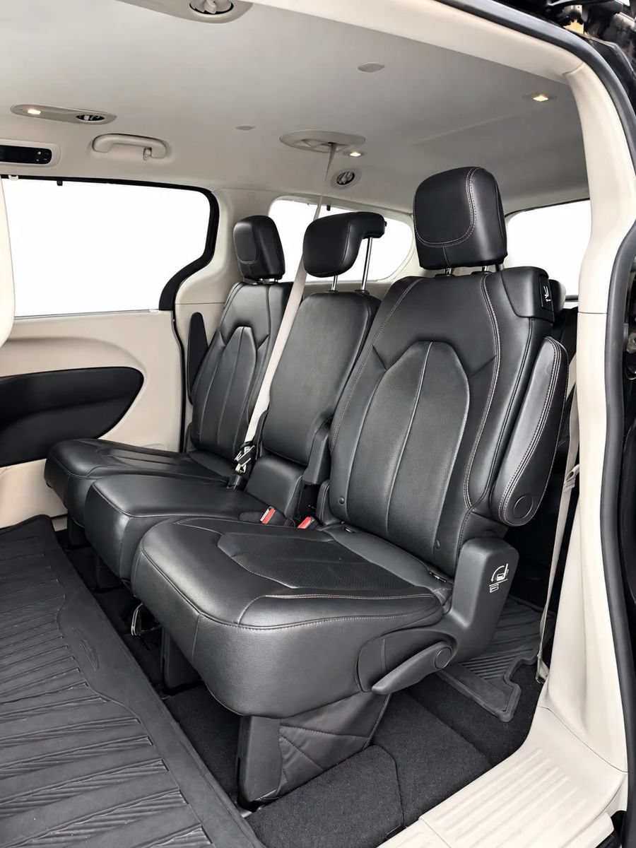 Used 2018 Chrysler Pacifica Touring-L FWD image 15