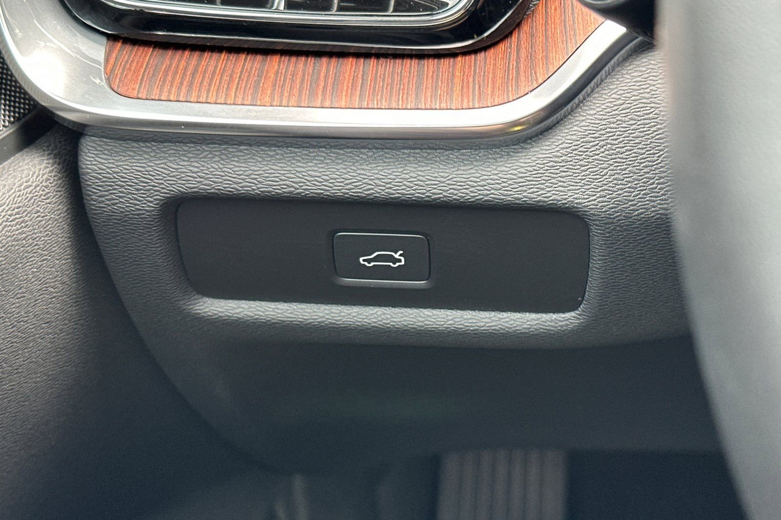 Used 2025 Volvo V60 B5 Cross Country Plus image 30