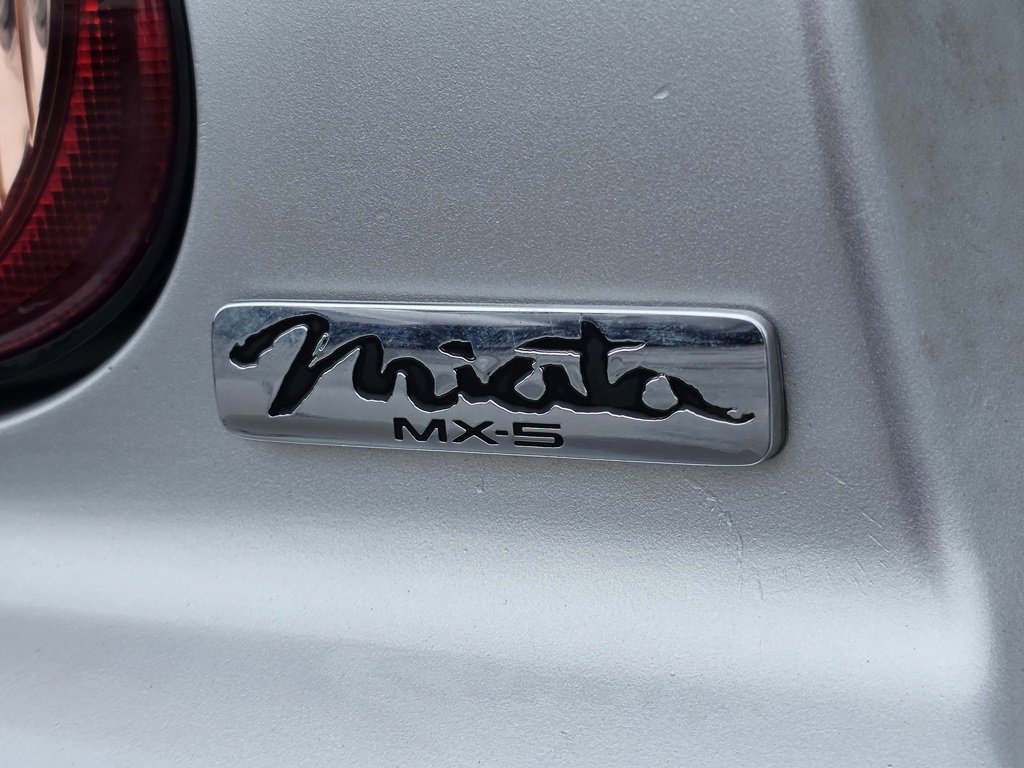 Used 2005 MAZDA MX-5 Miata LS image 13