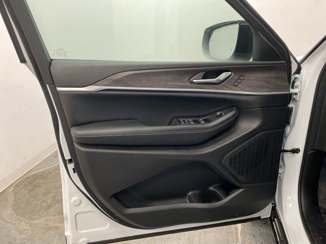 New 2025 Jeep Grand Cherokee L Limited image 24