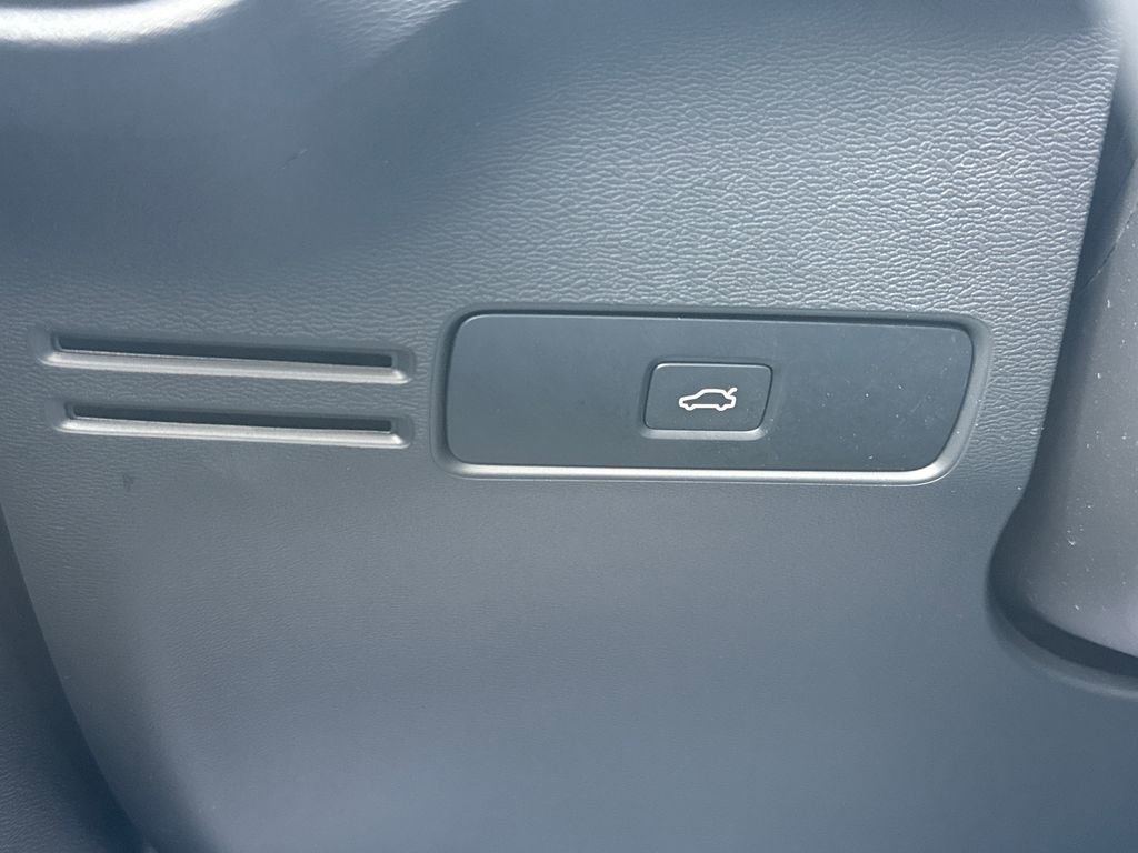 Used 2025 Volvo XC40 B5 Core image 32