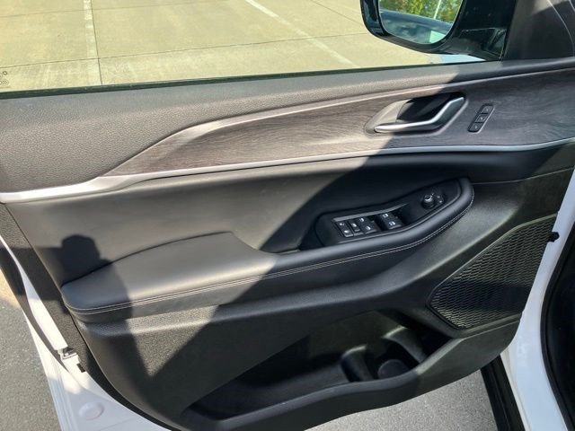Certified 2023 Jeep Grand Cherokee Limited w/ Luxury Tech Group II AWD/4WD image 9