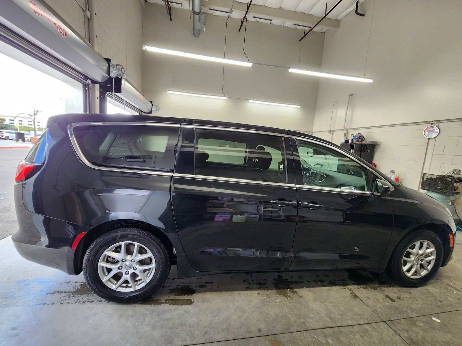 Used 2023 Chrysler Voyager LX FWD image 8