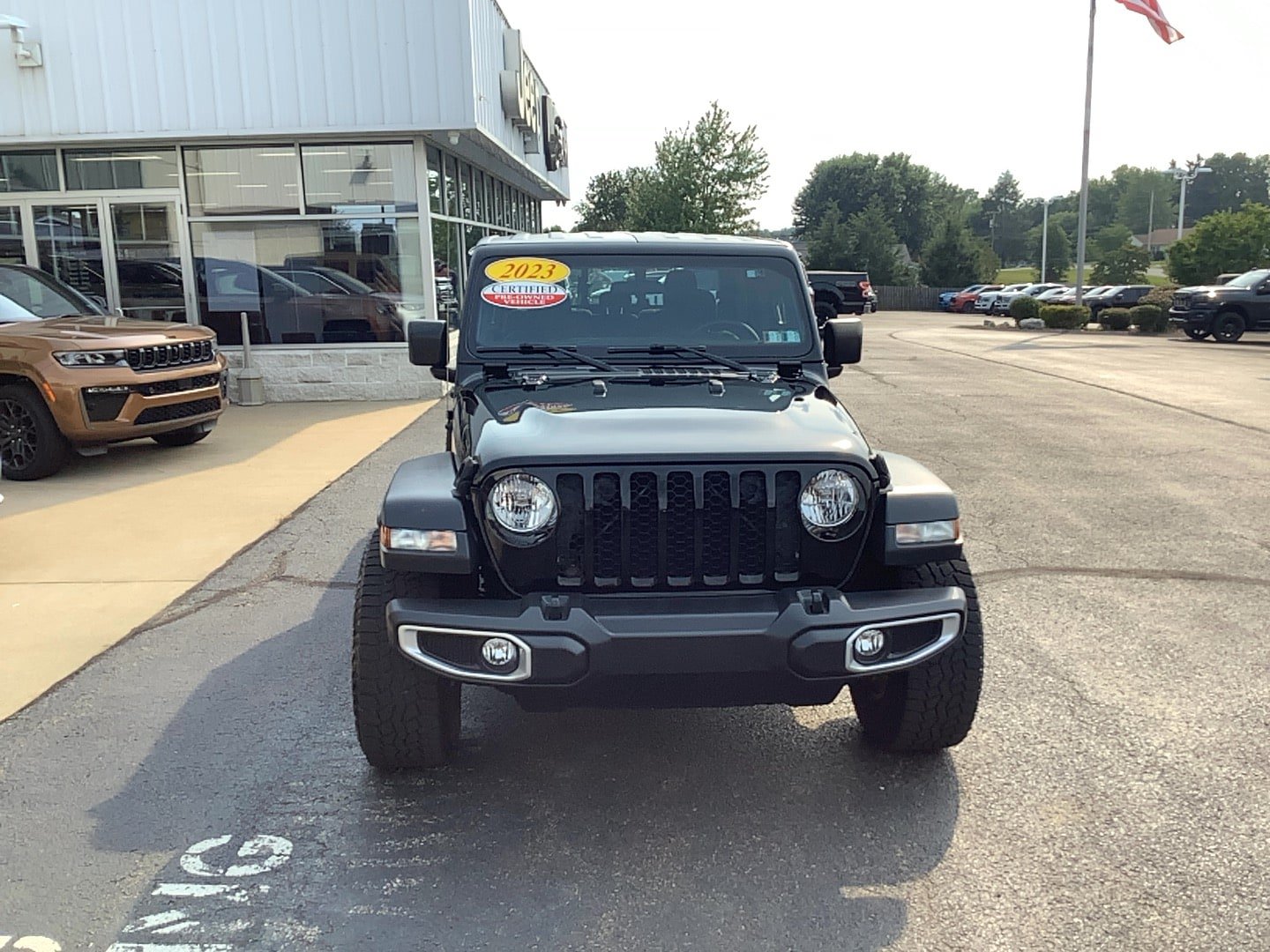 Certified 2023 Jeep Gladiator Sport AWD/4WD image 3