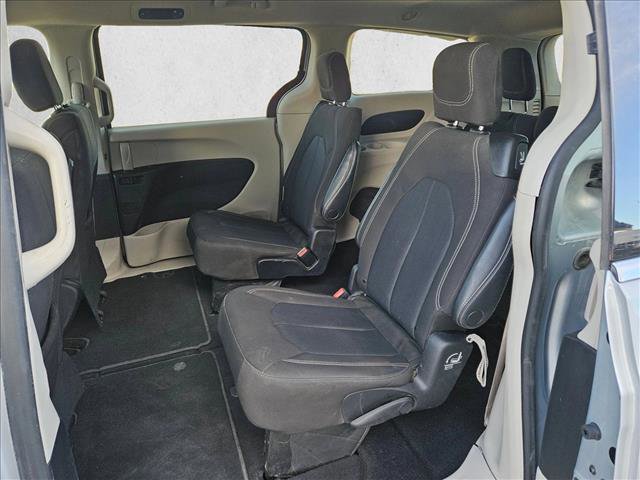 Used 2022 Chrysler Voyager LX image 18