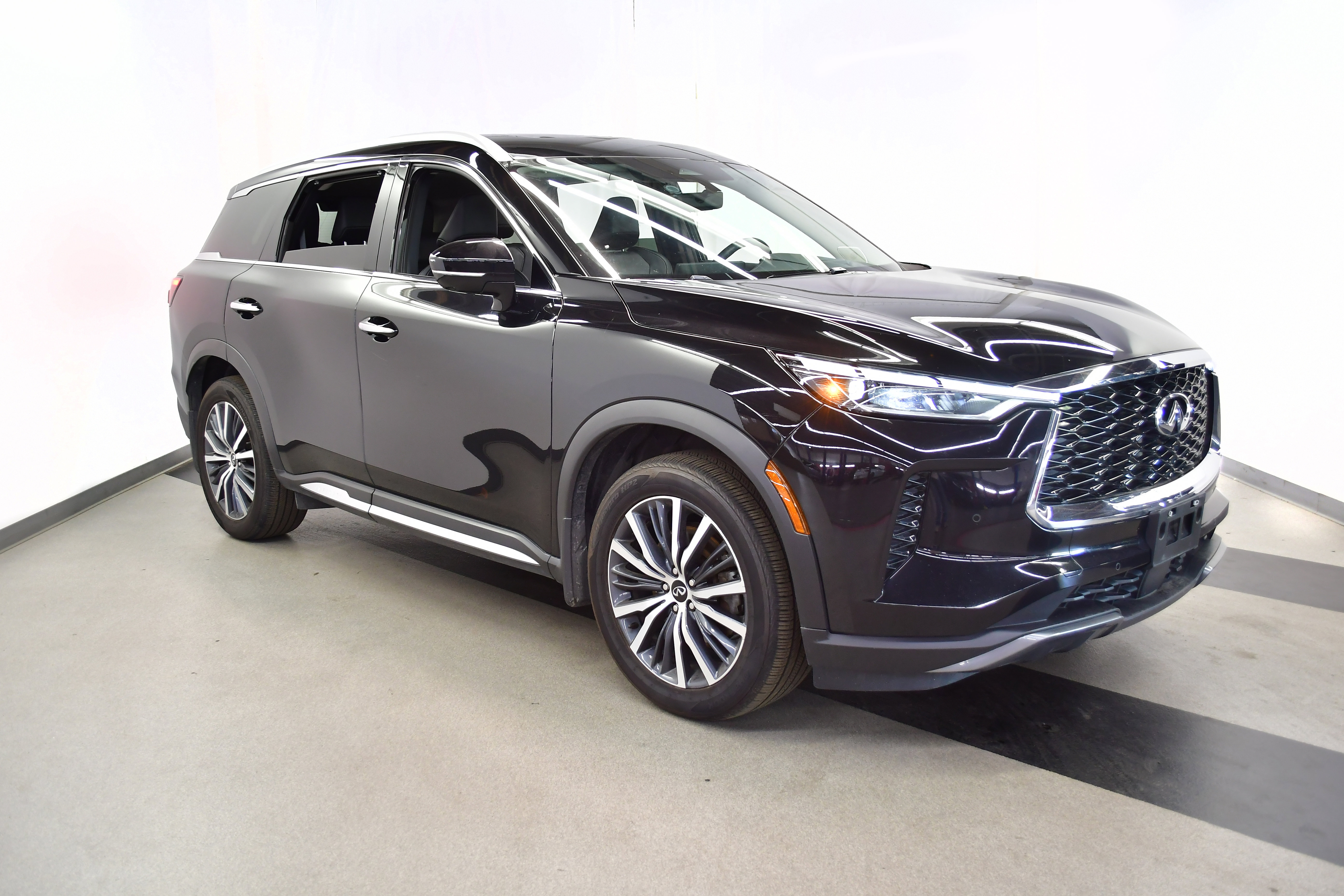 Used 2023 INFINITI QX60 Sensory w/ Vision Package AWD/4WD image 2