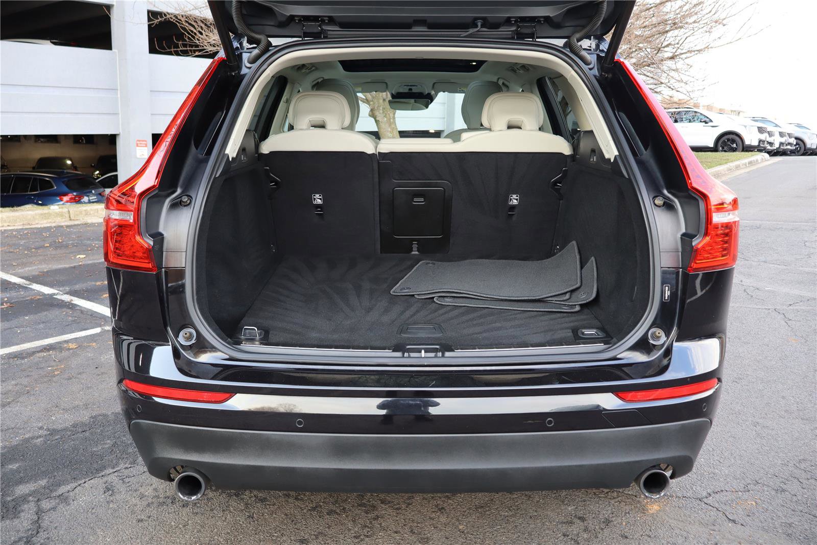 Used 2021 Volvo XC60 T5 Momentum w/ Premium Package image 5