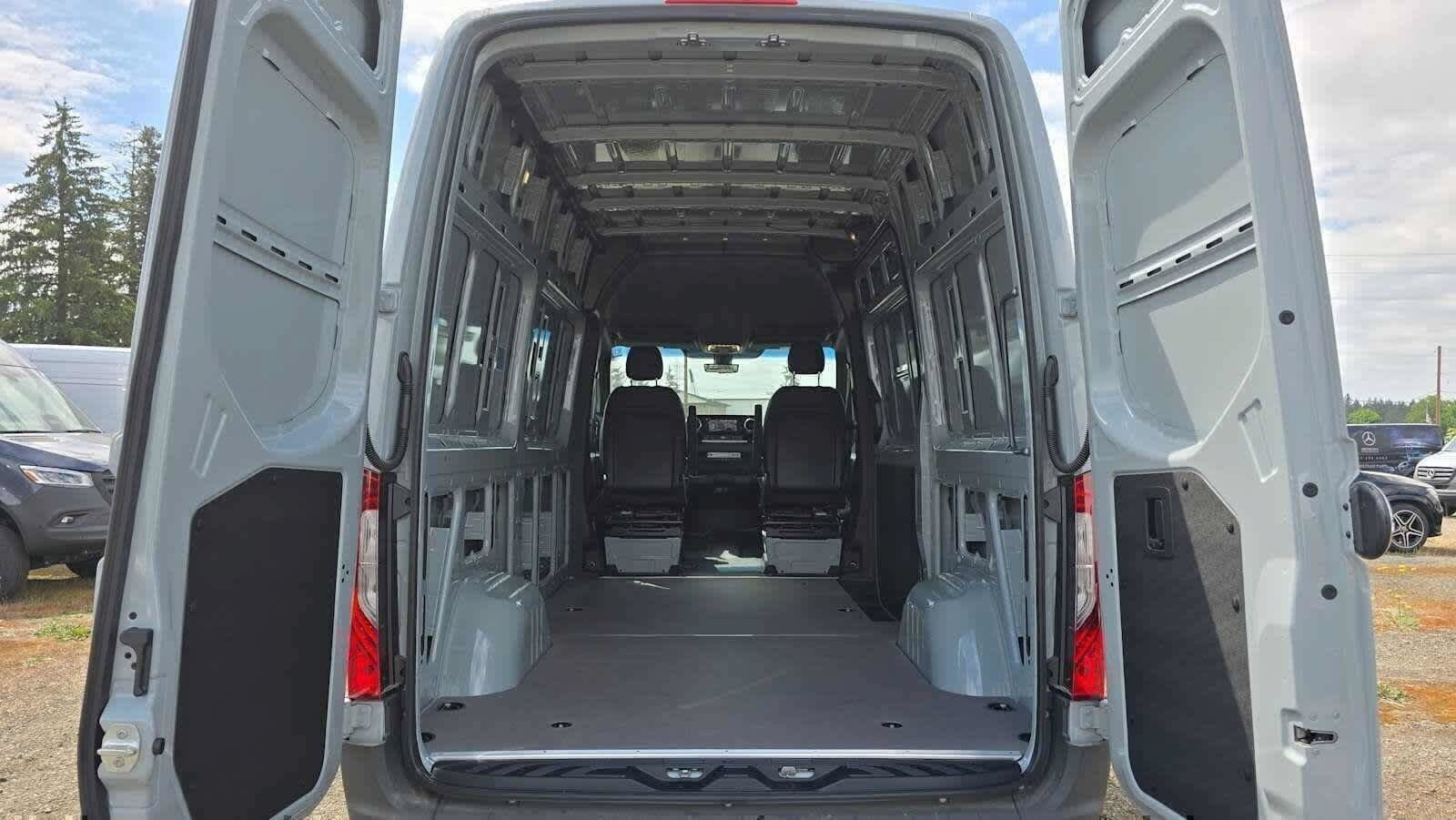 Used 2025 Mercedes-Benz Sprinter 2500 image 21