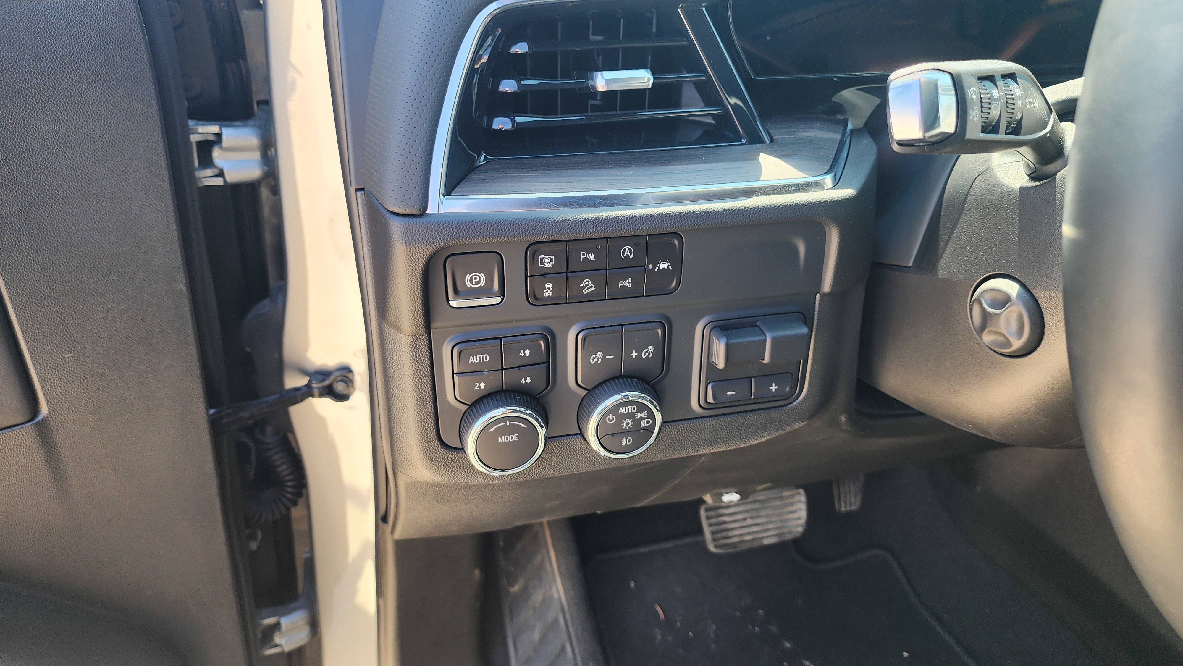Used 2025 Chevrolet Tahoe Premier AWD/4WD image 13