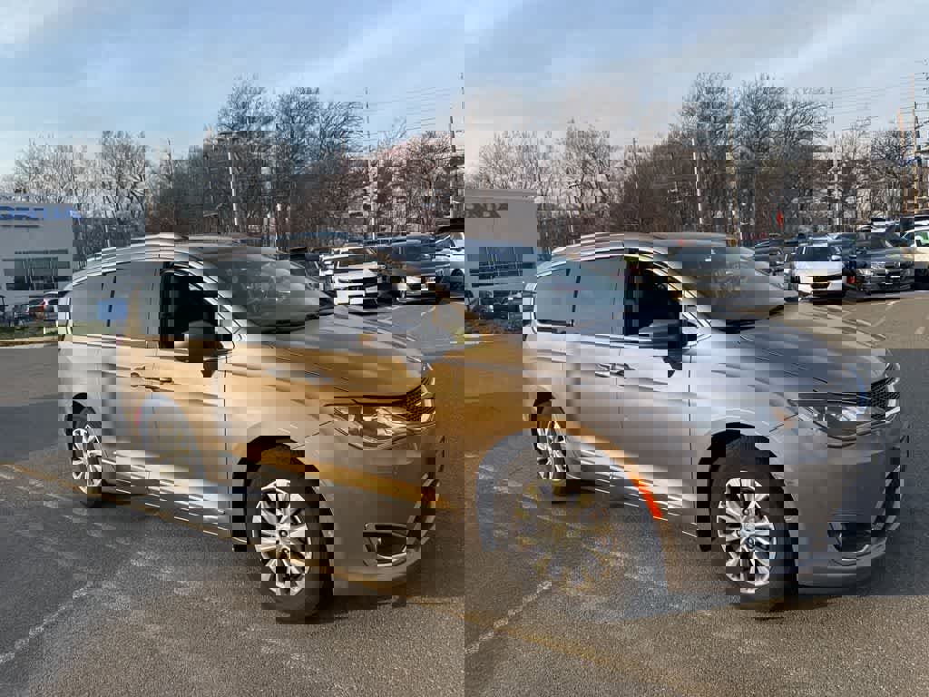 Used 2018 Chrysler Pacifica Touring-L w/ Advanced Safetytec Group image 11