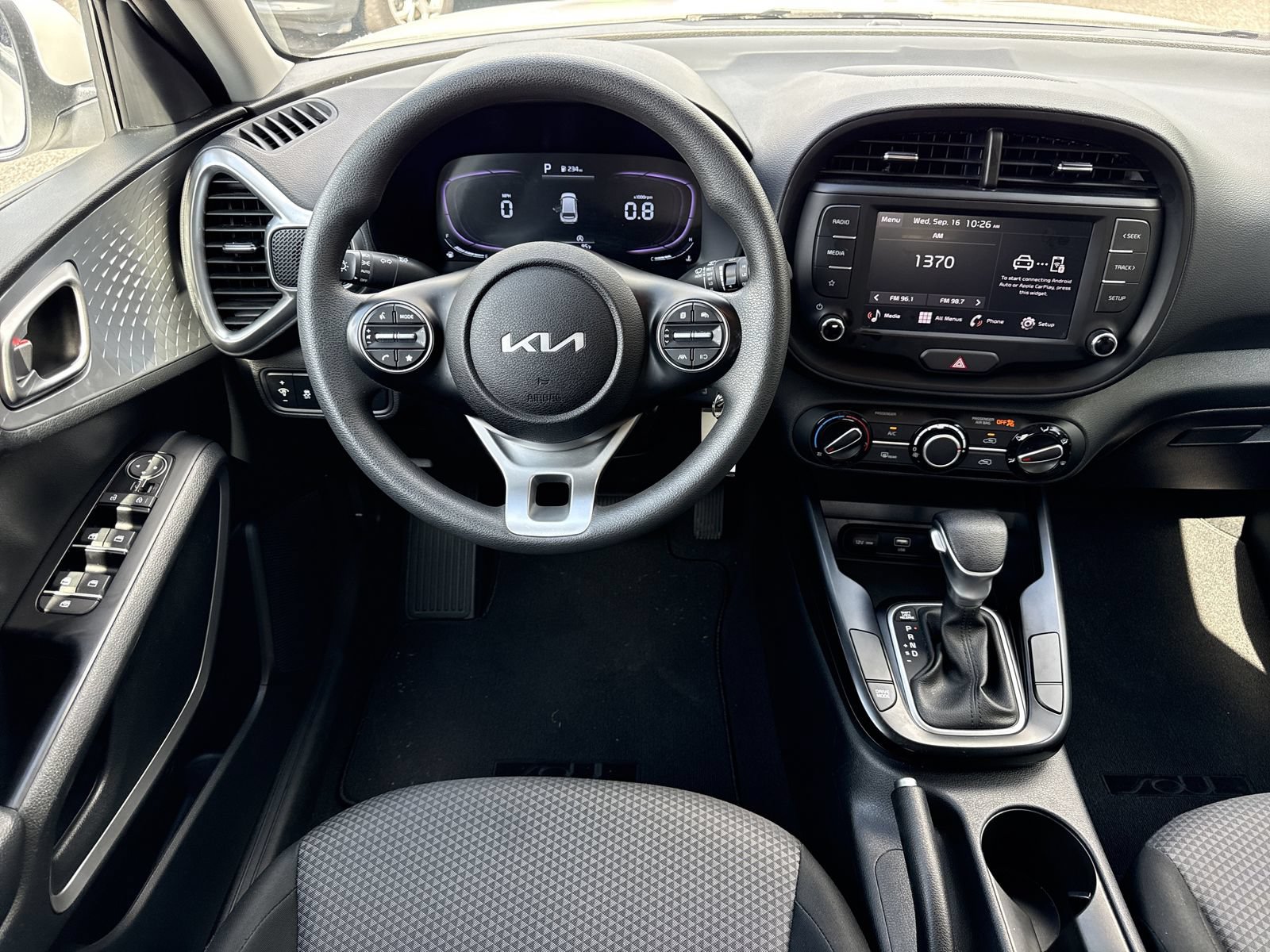Used 2025 Kia Soul LX w/ LX Technology Package FWD image 11