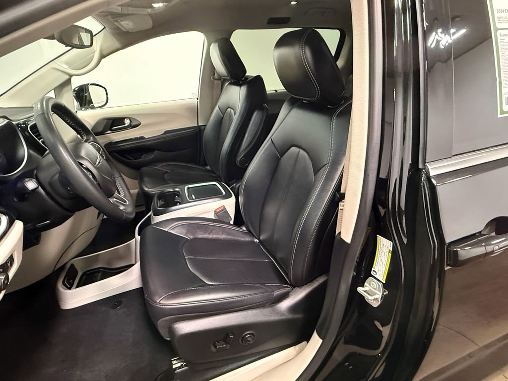 Used 2024 Chrysler Pacifica Touring-L FWD image 14