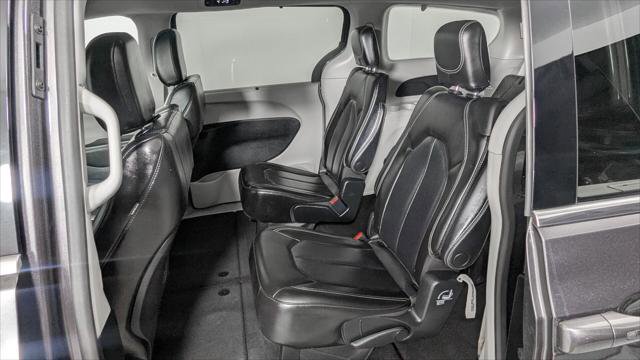 Used 2023 Chrysler Pacifica Touring-L FWD image 17