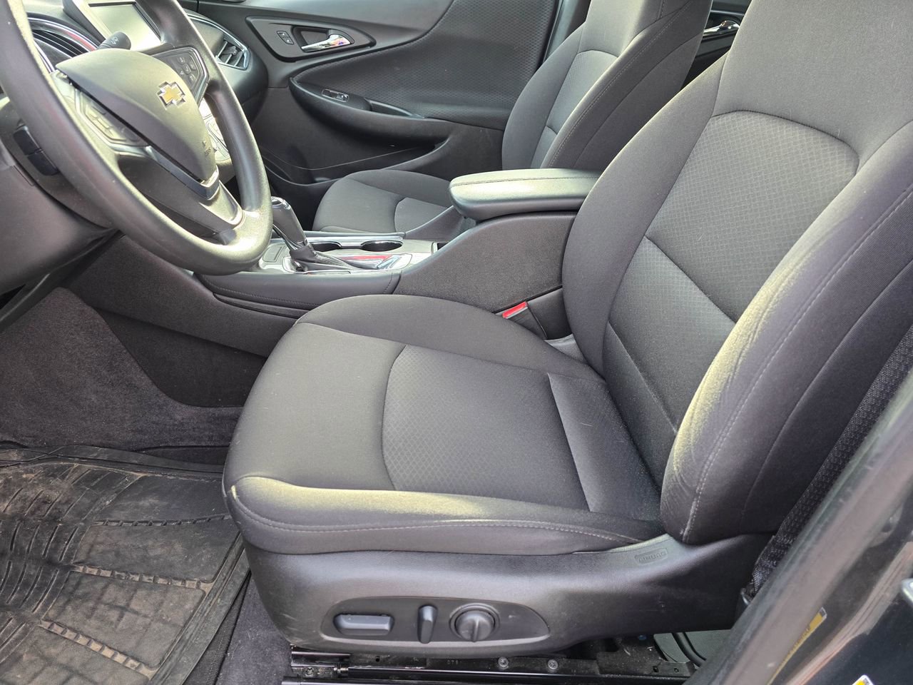 Used 2018 Chevrolet Malibu LT image 10