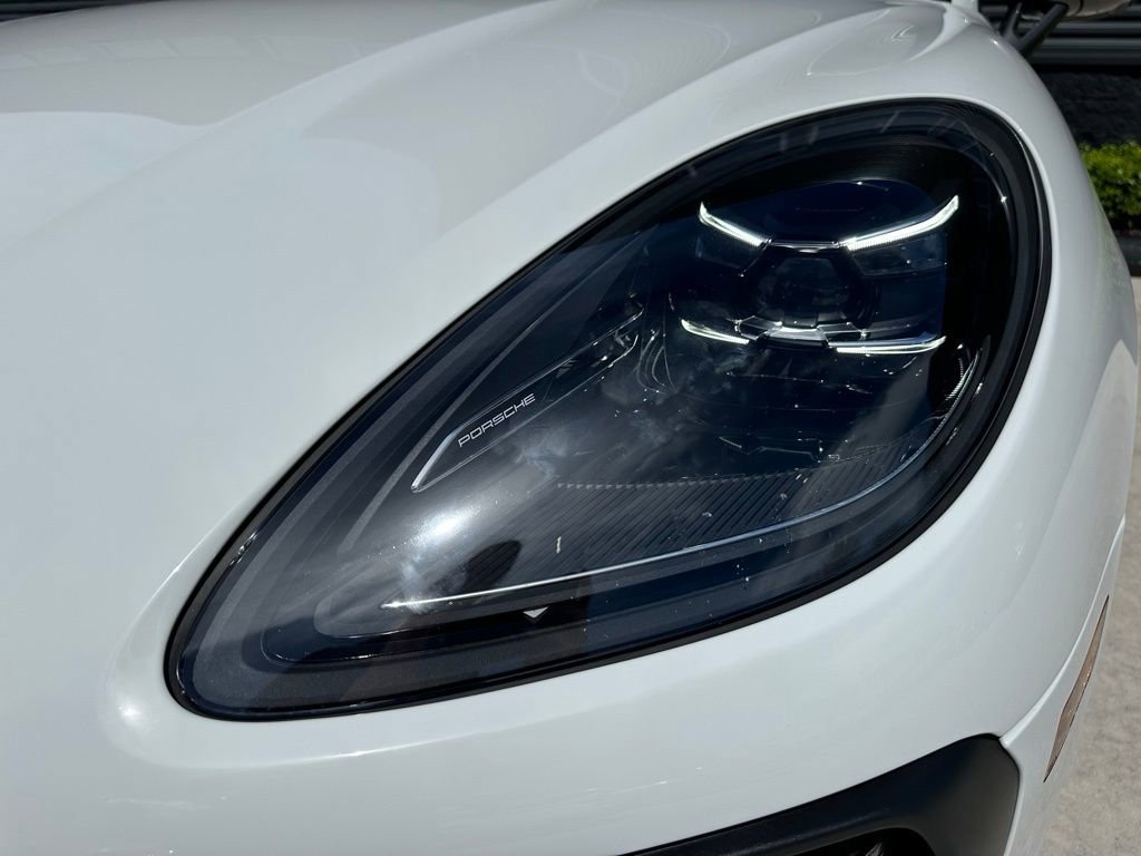 Certified 2023 Porsche Macan Turbo image 13