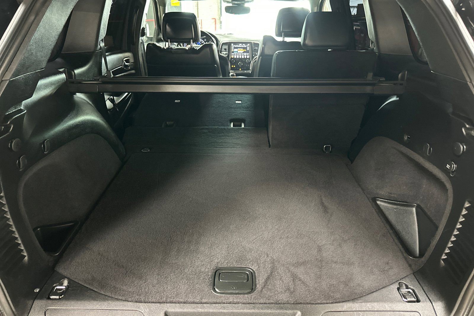 Used 2018 Jeep Grand Cherokee Altitude image 16