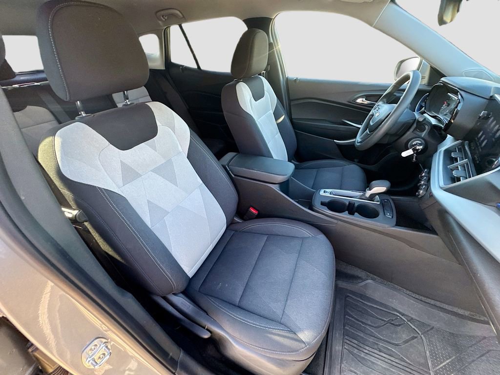 Used 2025 Chevrolet Trax LS w/ LS Convenience Package image 26