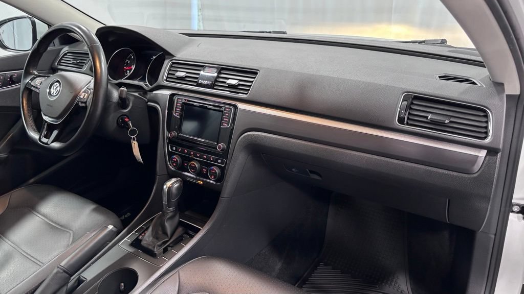 Used 2018 Volkswagen Passat 2.0T R-Line FWD image 17