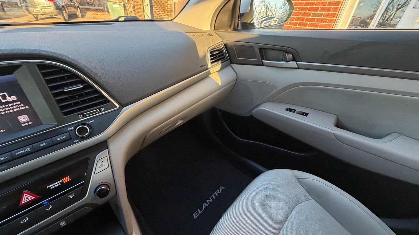 Used 2017 Hyundai Elantra SE image 14
