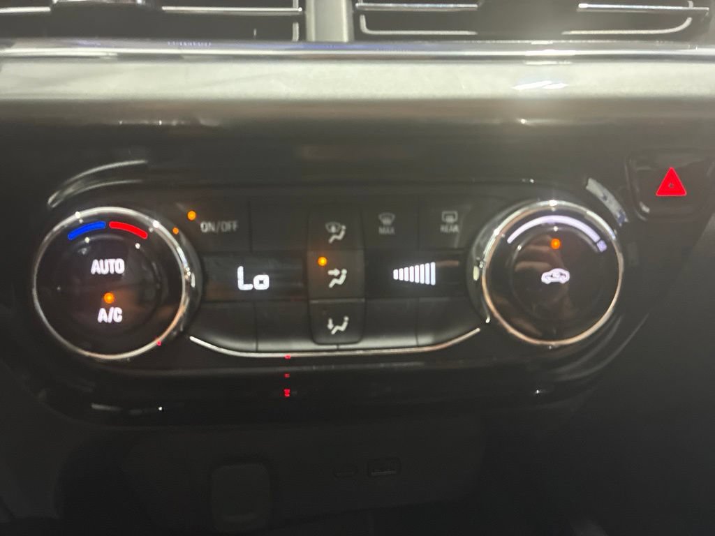 Used 2025 Chevrolet Trax LT FWD image 25