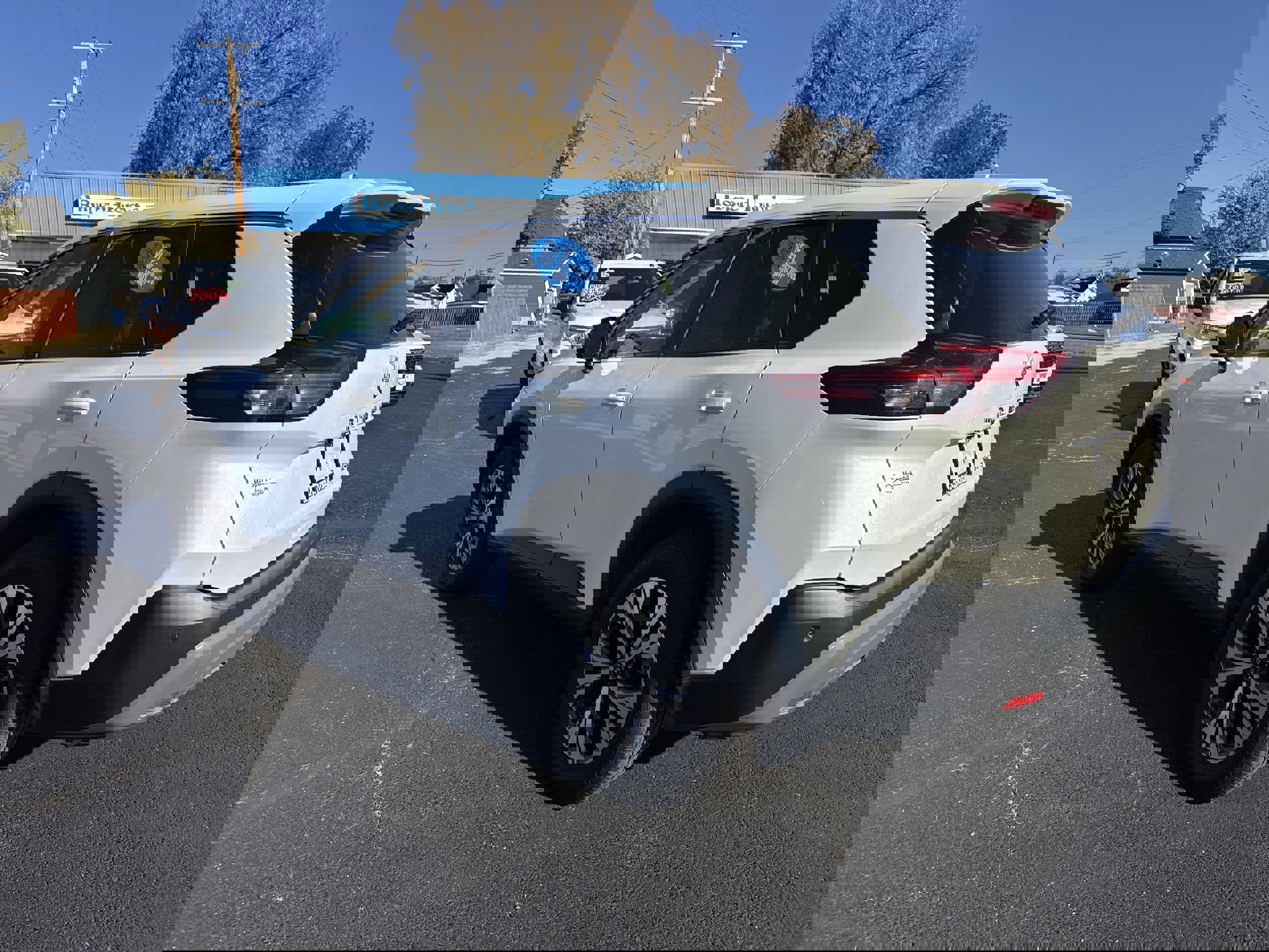 Used 2023 Nissan Rogue SV image 3