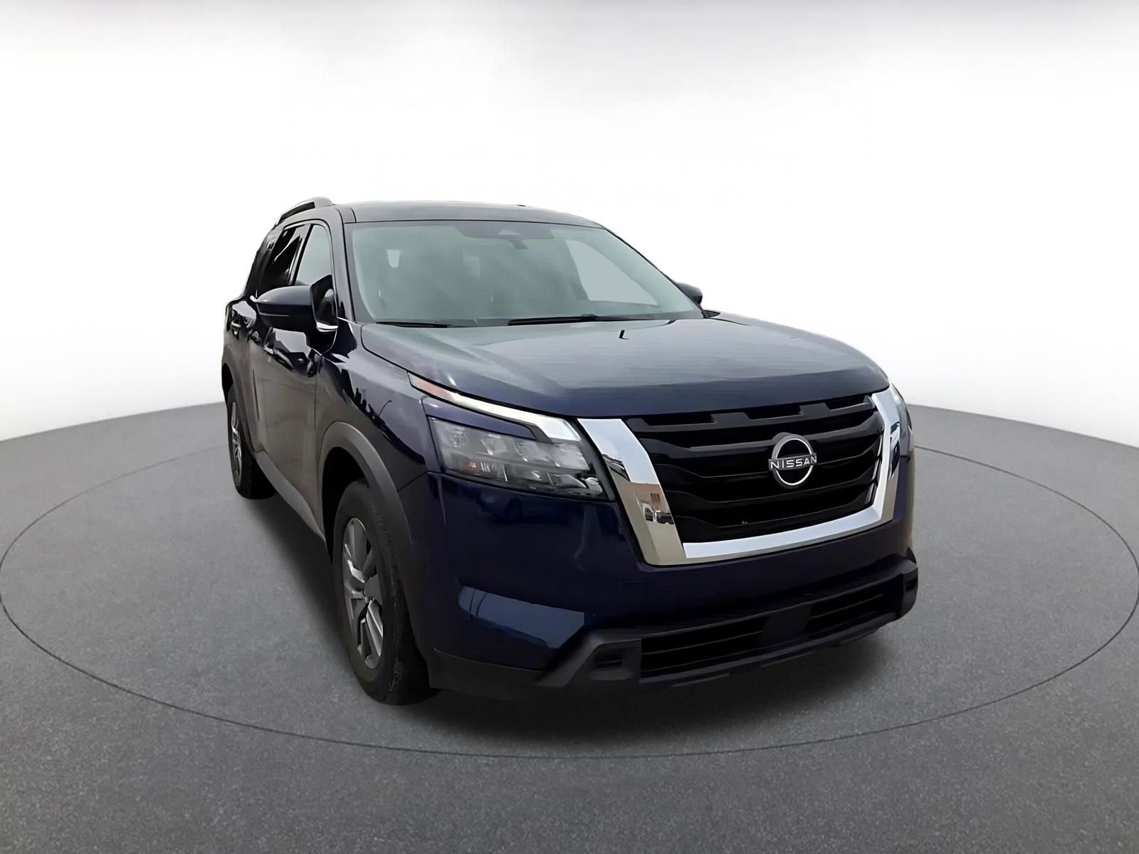 Used 2025 Nissan Pathfinder SV image 3