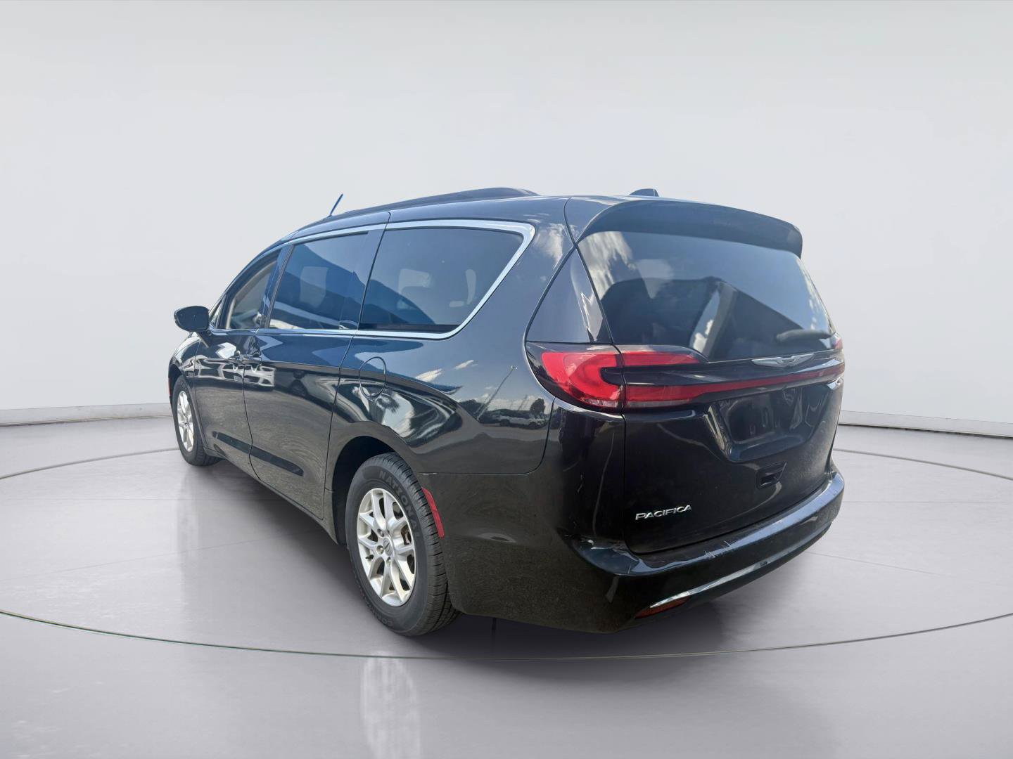 Used 2022 Chrysler Pacifica Touring-L FWD image 3