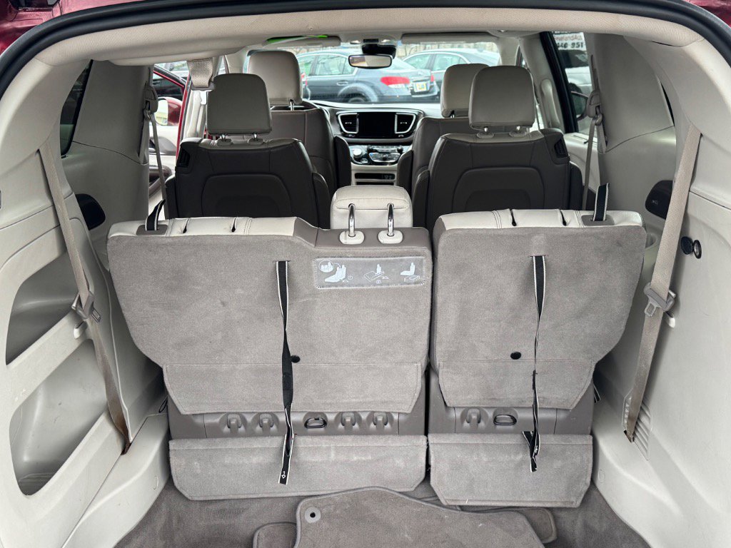 Used 2018 Chrysler Pacifica Touring-L w/ Advanced Safetytec Group FWD image 22
