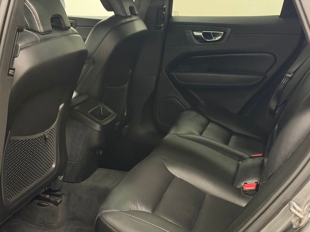 Used 2019 Volvo XC60 T6 Momentum w/ Multimedia Package AWD/4WD image 32