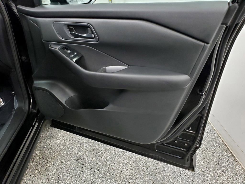 Used 2024 Nissan Rogue S AWD/4WD image 21