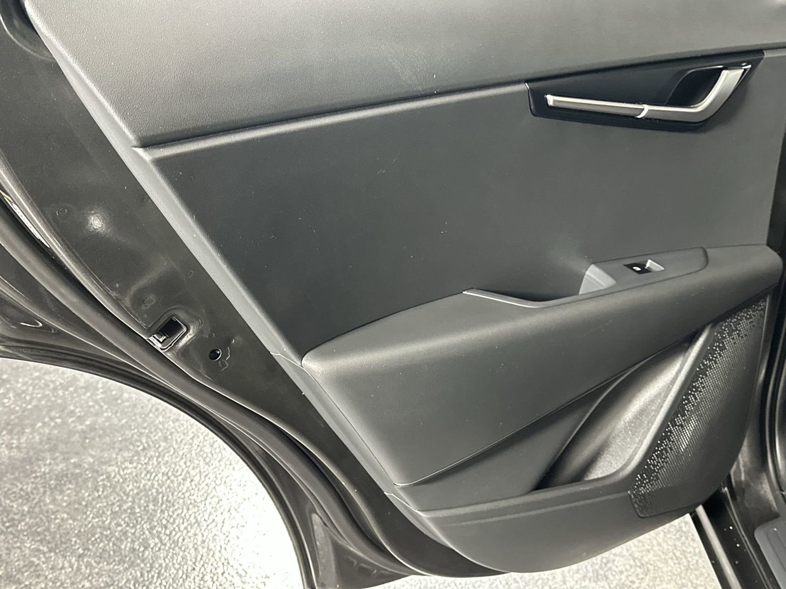 Used 2025 Kia Niro LX image 29