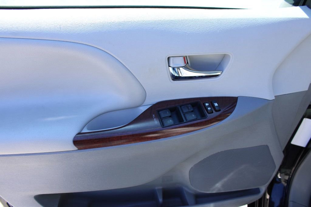 Used 2012 Toyota Sienna XLE image 31