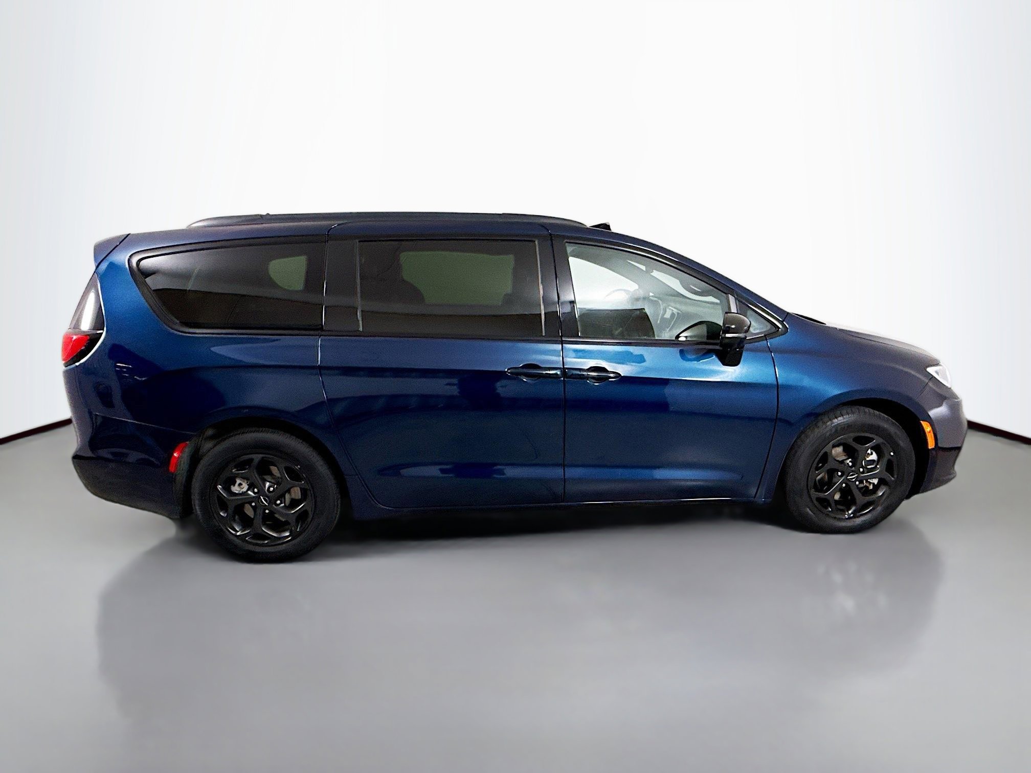 Used 2024 Chrysler Pacifica Premium FWD image 8