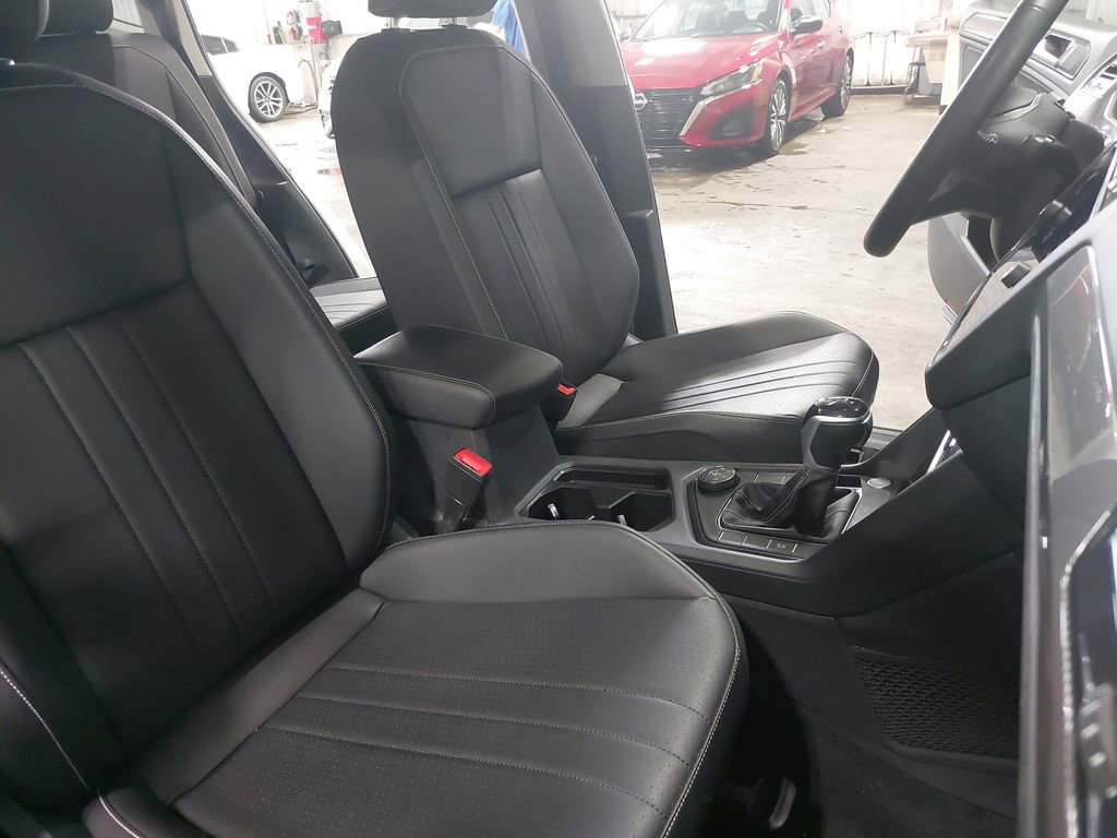 Used 2022 Volkswagen Tiguan SE image 10