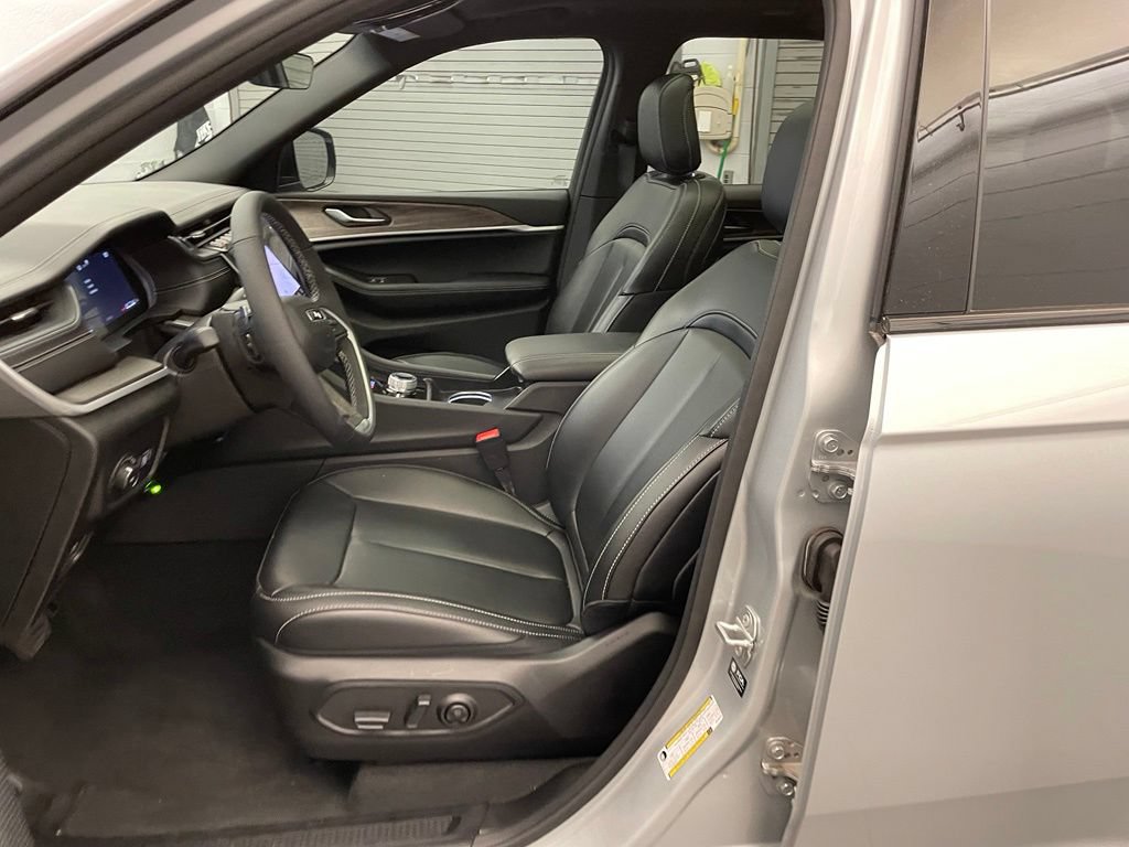 New 2025 Jeep Grand Cherokee Limited AWD/4WD image 17