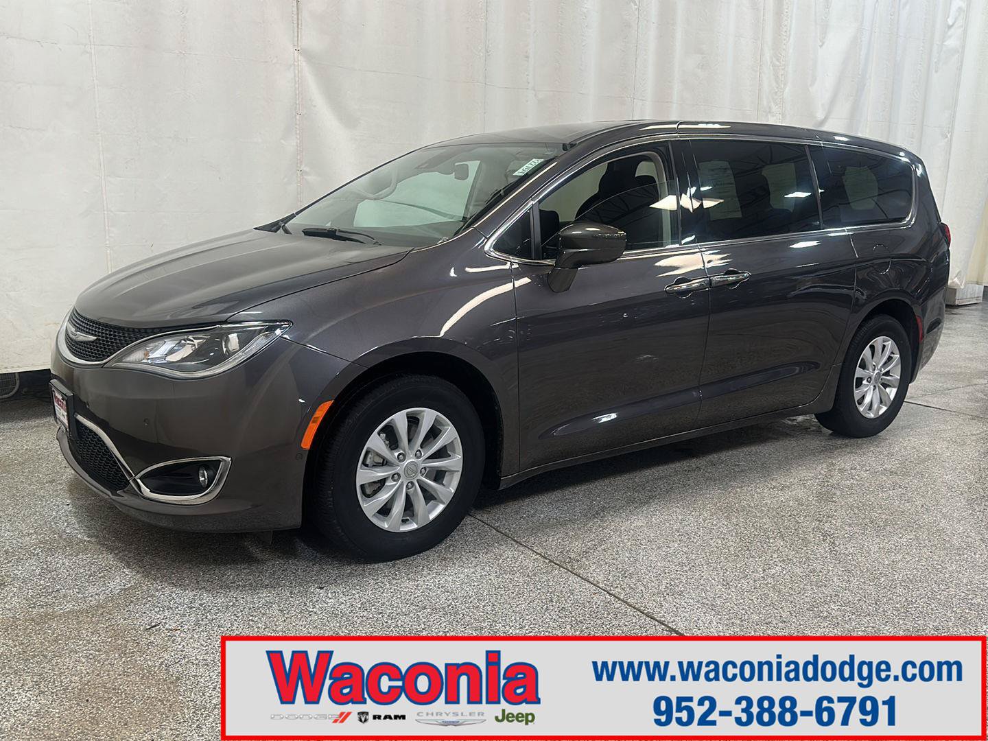 Used 2019 Chrysler Pacifica Touring Plus w/ Advanced Safetytec Group FWD image 1