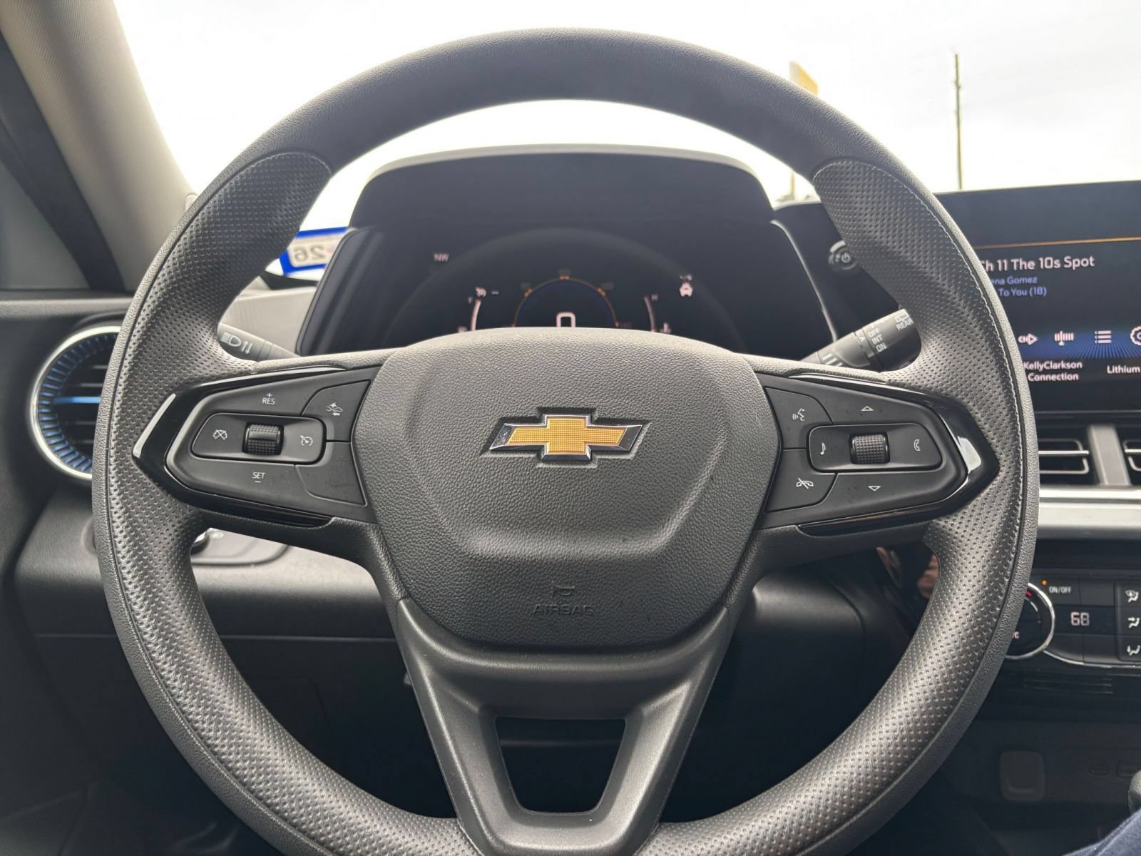 Used 2025 Chevrolet Trax LT FWD image 27