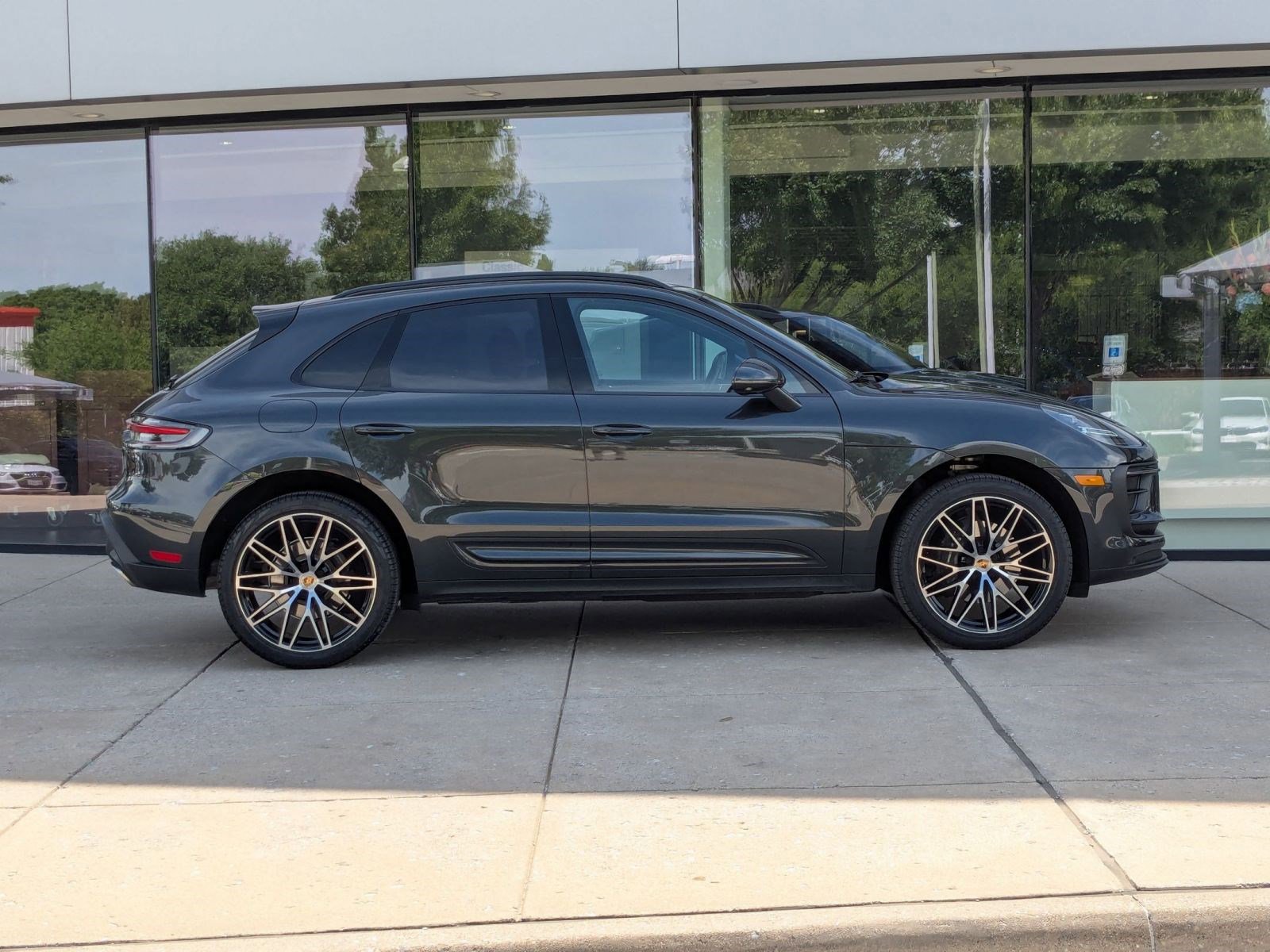 Certified 2025 Porsche Macan image 8