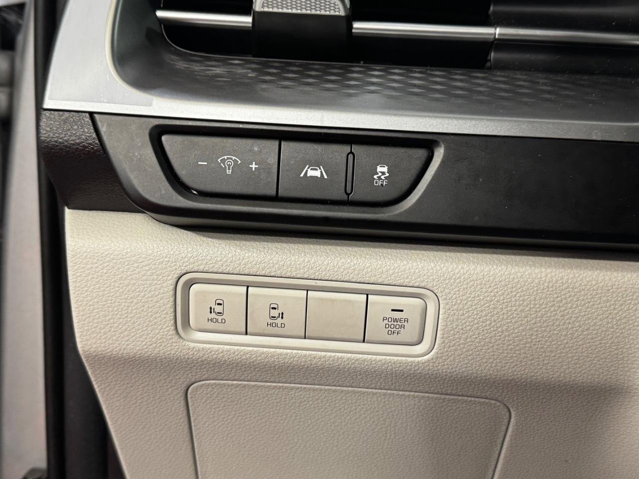 Used 2023 Kia Carnival LX FWD image 20