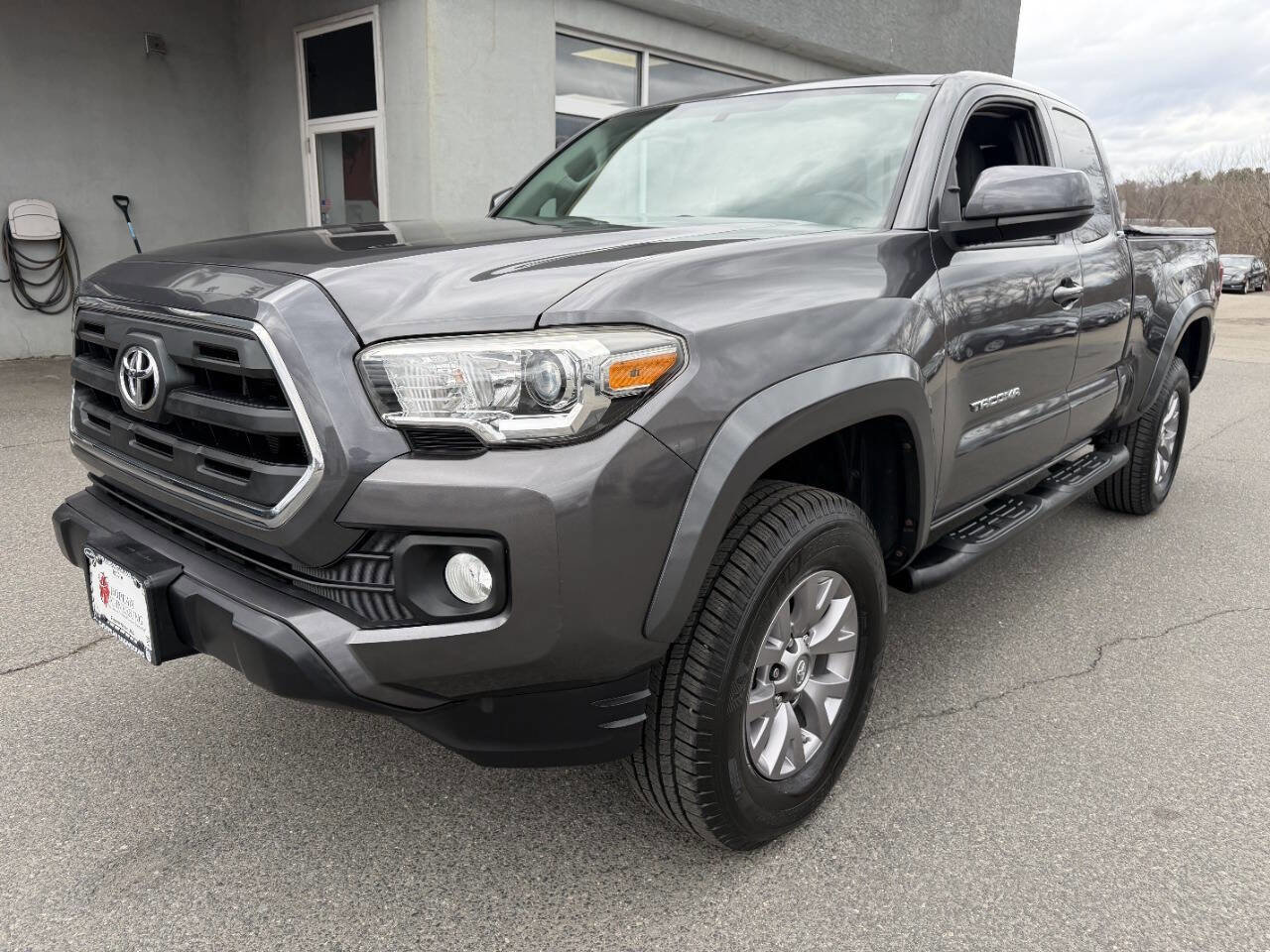 Used 2016 Toyota Tacoma SR5 w/ Exterior Package image 3