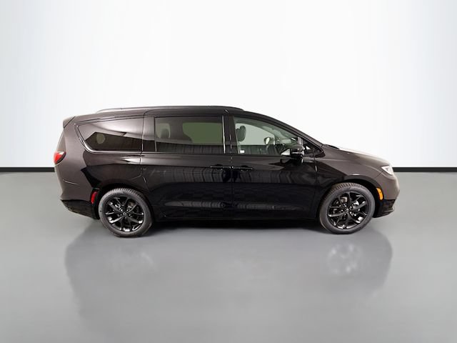 New 2026 Chrysler Pacifica Select w/ S Appearance Package FWD image 8