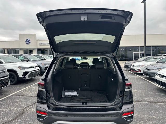 Used 2025 Volkswagen Taos SE image 36