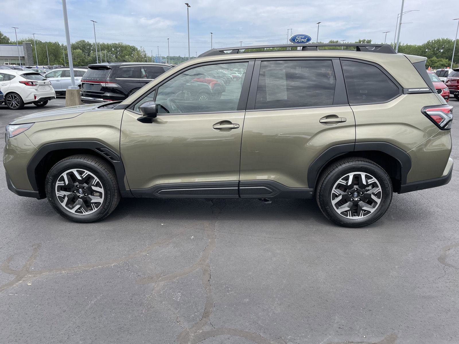 Used 2025 Subaru Forester Premium AWD/4WD image 2