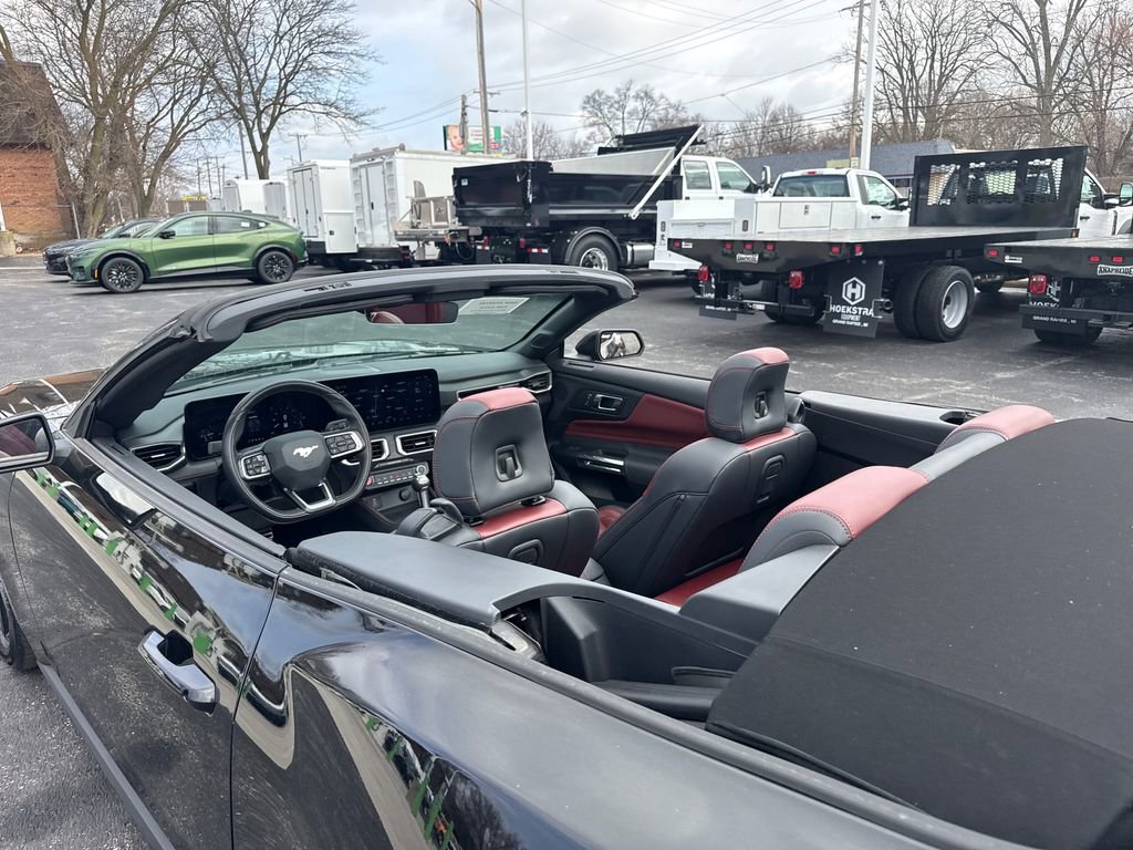 Used 2025 Ford Mustang Premium image 39